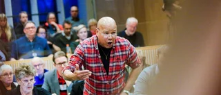 Kritiserad gruppledare kliver av