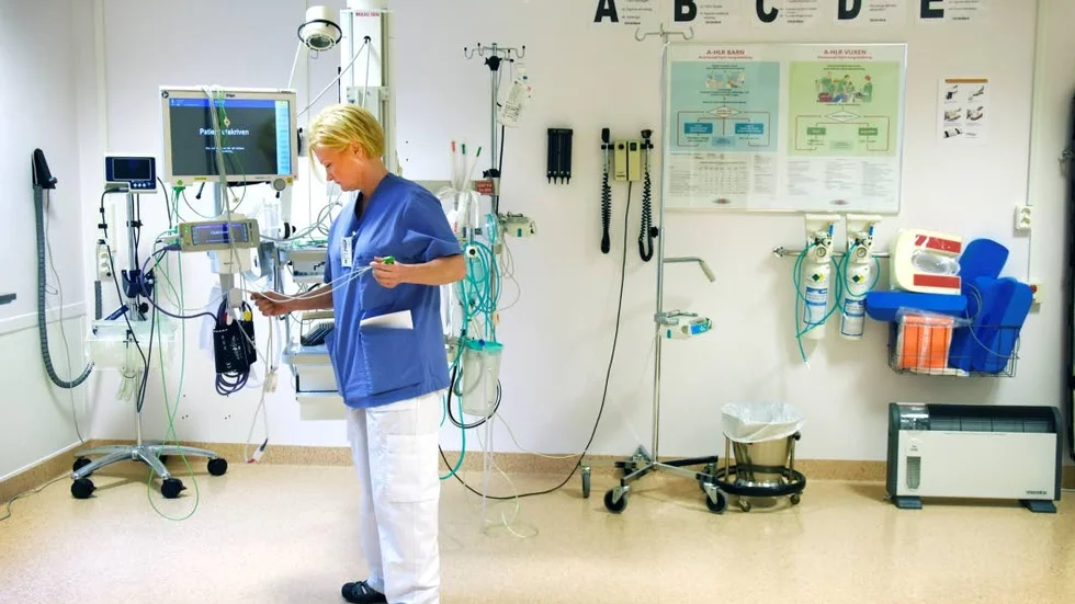 Vårdplatser har dragits in och sjuksköterskorna jobbar mycket övertid, en ohållbar situation i längden.  "Vi jobbar på med rekrytering, men det är en jätteutmaning", säger Helena Fredriksson Ågren, chef på akut omhändertagande.