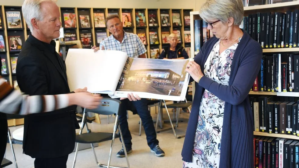 Nybygge. Mats Dahlberg och Kristina Zakrisson visar hur det är tänkt att kulturhuset ska se ut.