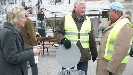 Anita Andersson lämnade över en specialdesignad papperskorg från Företagarna till Lars van Aller och Bengt-Åke Gehlin i Tekniska nämnden.
