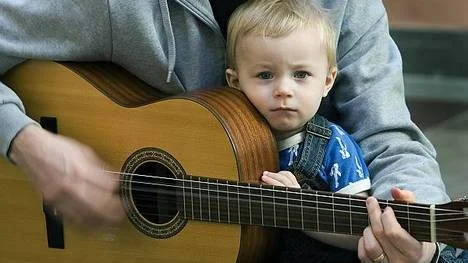 Axel Larsson tycker om att gå på musikstunderna i Tunabergskyrkan.