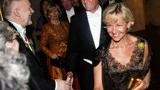 Agneta Svanberg och maken Carl-Henric Svanberg hälsar på rektor Bo Sundqvist. Agneta Svanberg promoverades till doktor i gynekologi.