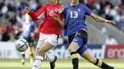 Se upp med Lotta Schelin (till höger på bilden), här i duell med norskan Langeland. Schelin är en av nyckelspelarna i Göteborg.