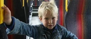 Han kan inte spänna fast sig i skolbussen