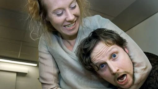 Skådespelarna Aksel Morisse och Linda Lönnerfeldt testar kostymer och teaterbus i en repetitionspaus av En Vintersaga.