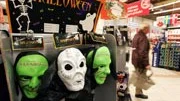 Halloweenfirandet verkar ha kommit av sig i Sverige. Flera handlare i Uppsala har märkt ett minskat intresse hos kunderna.