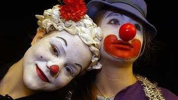 Clowner från Sävjaskolan i Uppsala. Ronja Nordstrand, till vänster, och Stina Zetterberg.