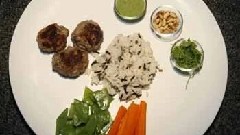 Lämmfärsbiffar med vildrissallad, gremolata och korianderdressing.