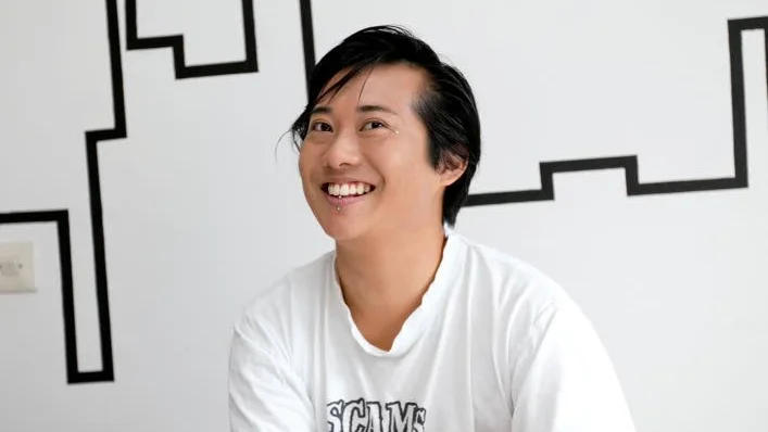 Projekt. Strecket på köksväggen har Charlie Gong gjort själv. Just nu håller han på med ett manus till "en flummig film." "Det är ett långtidsprojekt. Så har jag gjort lite t-shirts."