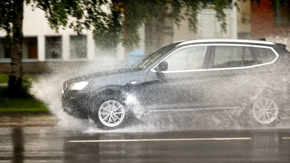 En personbil fick vattenplaning på E18 på måndagen. Bilen på bilden har ingenting med olyckan att göra.