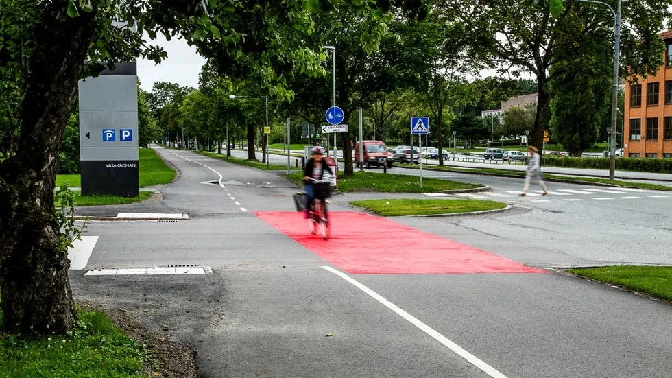 Här där snabbcykelleden längs Dag Hammarskjölds väg korsar infarten till Science Park har kommunen rödmarkerat en bit av asfalten.
