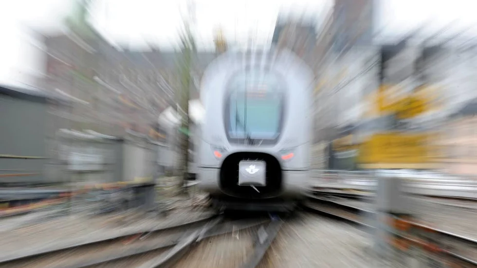 Ruttna slipers utgör en fara på järnvägen mellan Uppsala och Stockholm.