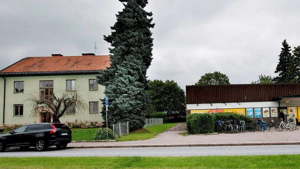 Bostadshuset och butiken rivs, om plnaerna blir verklighet.