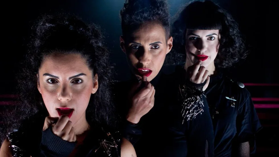 Svit. Oldoz Javidi, Maria Salah och  Bianca Traum i Unga Klaras uppsättning av "Vitsvit".