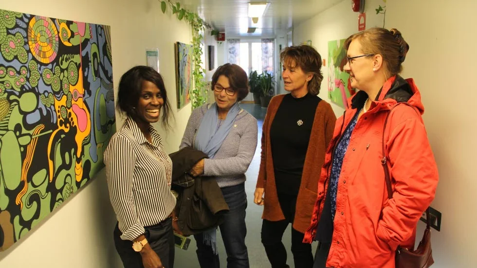 Besök. Verksamhetschefen på Olivlundens HVB i Heby, Prisque Kogba, tog emot Solveig Zander, Gudrun Wängelin Lernskog och Annika Krispinsson för samtal och flyktingkrisen.