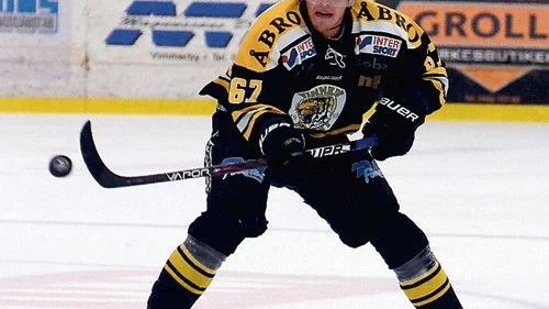Oskar Carlsson har skrivit på kontrakt med den allsvenska toppklubben BIK Karlskoga.