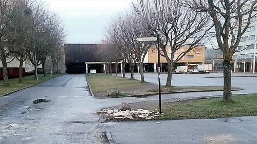 Flera maskerade gängmedlemmar ska ha upprättat egna vägspärrar i Skäggetorp under söndagen och måndagen.