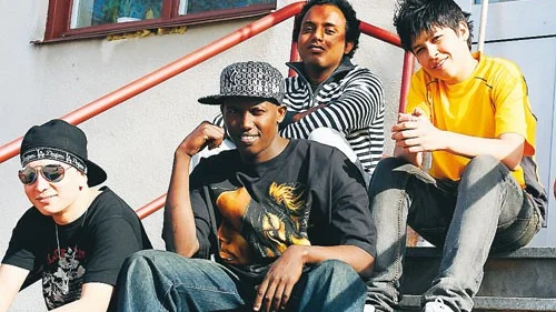 Irfan, Garaad, Ahmad och Shikar har gemensamt att de alla kom till Sverige helt ensamma, utan släkt eller familj. Och så att alla gillar fotboll förstås. Och datorer...