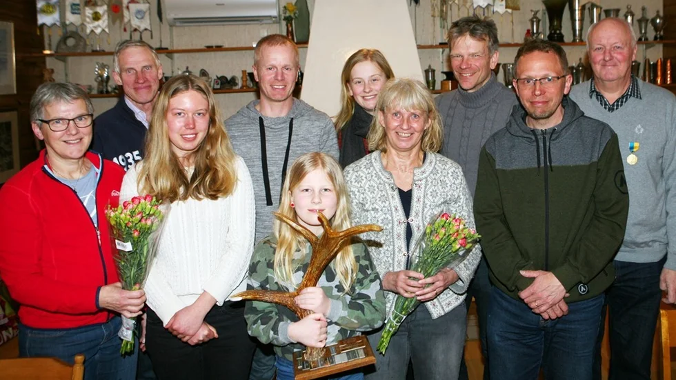 Pristagare vid årsmötet. Från vänster Karina Svensson, Ulric Svensson, Per Erlandsson, Agnes Erlandsson, Allis Nilsson, Agneta Olivestam, Anders Nilsson, Patrik Arvidsson och Gunnar Söderholm.