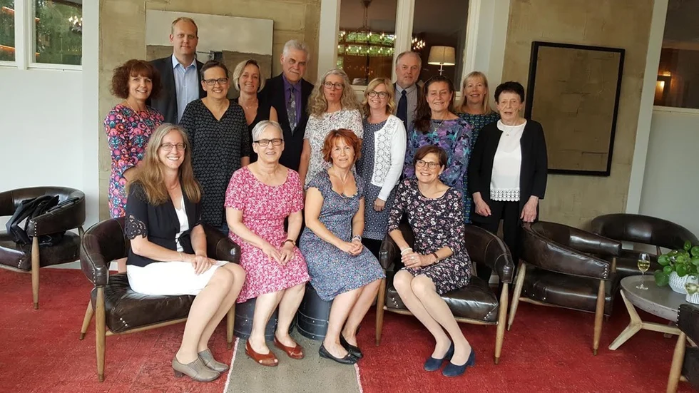 Festdeltagare på Storgården i Rimforsa: Stående fr v: Rosie-Marie Fors, Joachim Samuelsson, Lena Ölfvingsson, Ann Lundén, Sven-Erik Lindholm, Marie Gruvaeus, Ann-Sofie Olovsson, Anders Ljung, Theresia Wallin, Eva Holm, Ing-Britt AnderssonSittande fr v: Lena Käcker Johansson, Britt-Inger Kindesjö Lundahl, Anna Ekman-Isksson, Karin Dahmén. Ej närvarande var Ing-Britt Johansson och Tomas Karlsson