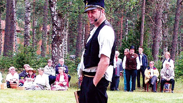 En gammal avdankad knekt, här gestaltad av Kenneth Rosén, berättar om livet på Hultsfreds Slätt.