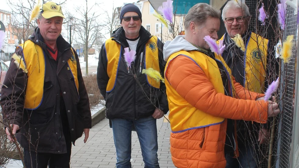 Jan Almqvist, Boris Widén, Sven-Åke Logg och Kjell Persson pyntar inte bara centrum för att det ska bli fint, utan påskrisen räddar människoliv.