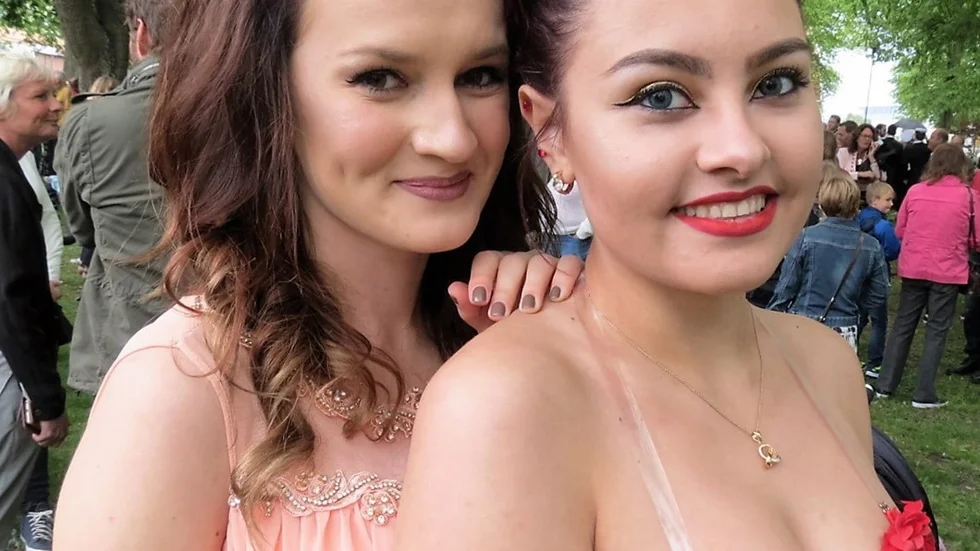 Tringa Reziqni och Karolina Tadziao ska gå på bal.