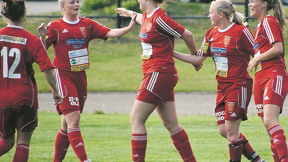 Serieledande Glömminge jublar efter ett av sina sex mål i 6-0-segern mot Västerviks FF. Tvåa från vänster ses femmålsskytten Amanda Ahlström.