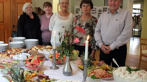 Dukade upp för jubileumsmåltiden gjorde Eivor Hagelin, Inger Eriksson, Birgitta Pettersson, Inger Svensson och Evert Eriksson.