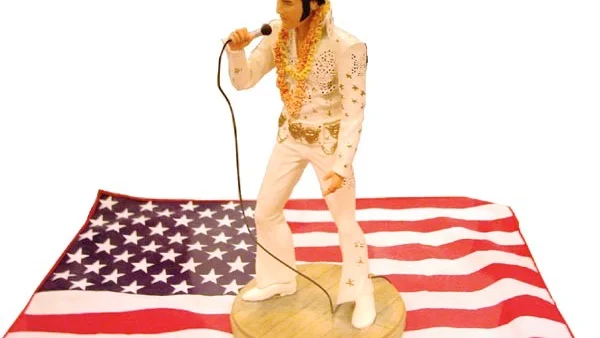 På biblioteket finns en mängd Elvisprylar att beskåda under juli. Besökare kan även lyssna till Elvislåtar tack vare jukeboxen inne i utställningssalen.