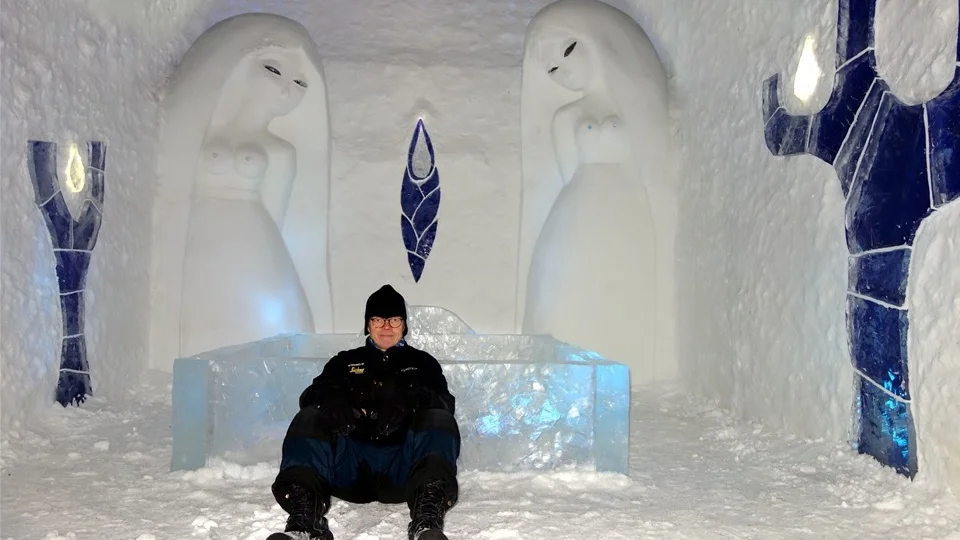 Benny Ekman bland änglar i en av sviterna på Icehotel 365 i Jukkasjärvi. Foto: privat