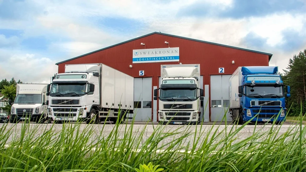 Sweakronan finns på flera platser i Östergötland. Bland annat har företaget denna logistikcentral i Motala kommun. Här får sex lastbilar plats bredvid varandra och trygg och säker lastning sker inomhus. Foto: Cristian Rosca