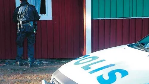 Polisen i Kisa säkrade fingeravtryck i Kisaparken. Foto:Lars-Göran Bexell