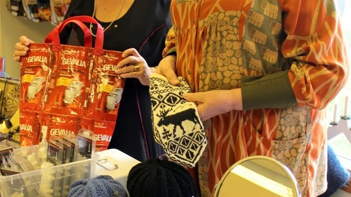 Gun-Marie Henriksson och Kerstin Nestor sålde bland annat kassar av kaffeförpackningar och stickade vantar.