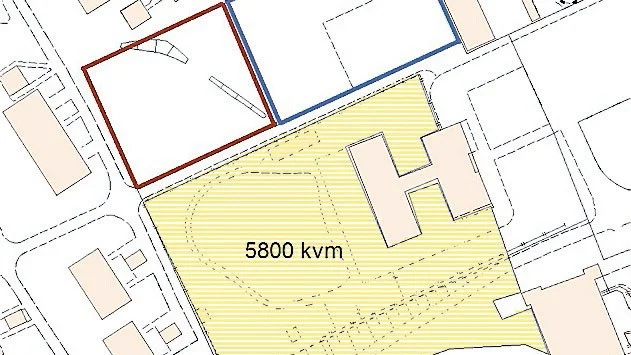 Lösningen? Det gula fältet är den yta som förskolan vill hägna in. Det blå fältet en uppskattning av vad Oxgården vill åt och det röda vad som blir kvar av skogsdungen.