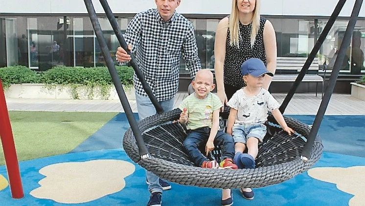 Eric Solberg och Emma Nybergs son Axel hittade snabbt en lekkompis i Ghzal, vars hjärntumör strålas i Linköping under en sexveckorsperiod.