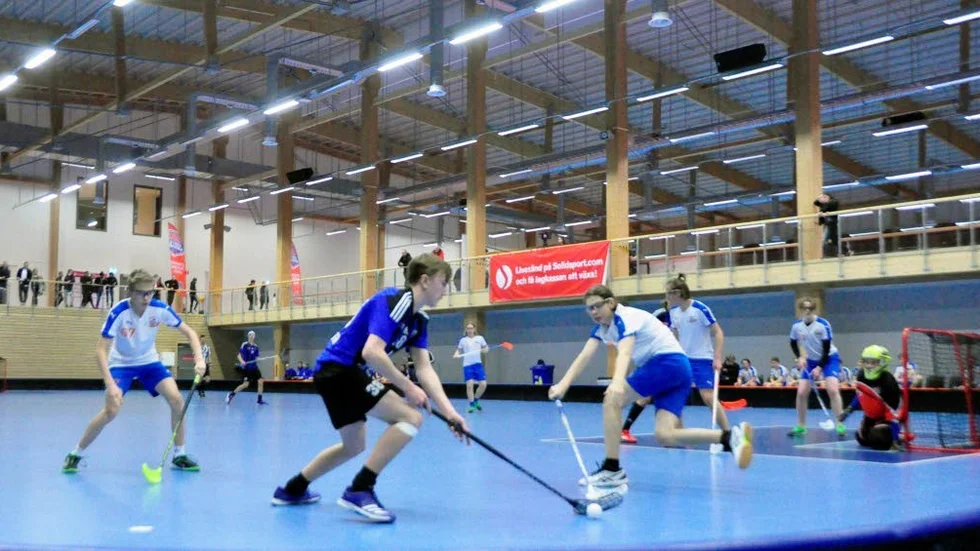Sirius Filip Eriksson med bollen mot finska Esport Oilers. Matchen slutade med Siriusseger, 5–1.