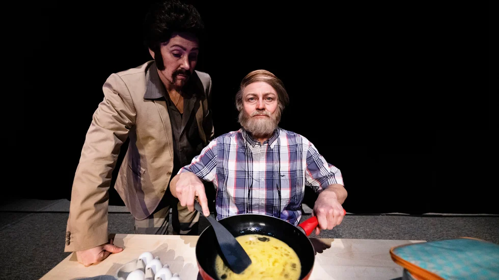 Mia Westin och Charlotte Lindmark som ”Maurits och Kent” håller studiecirkel i ensamhushåll i "Det är synd om män i skor"