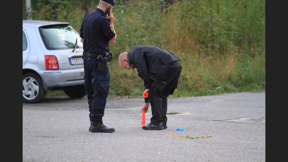 Polisen säkrar spår vid brottsplatsen i somras.
