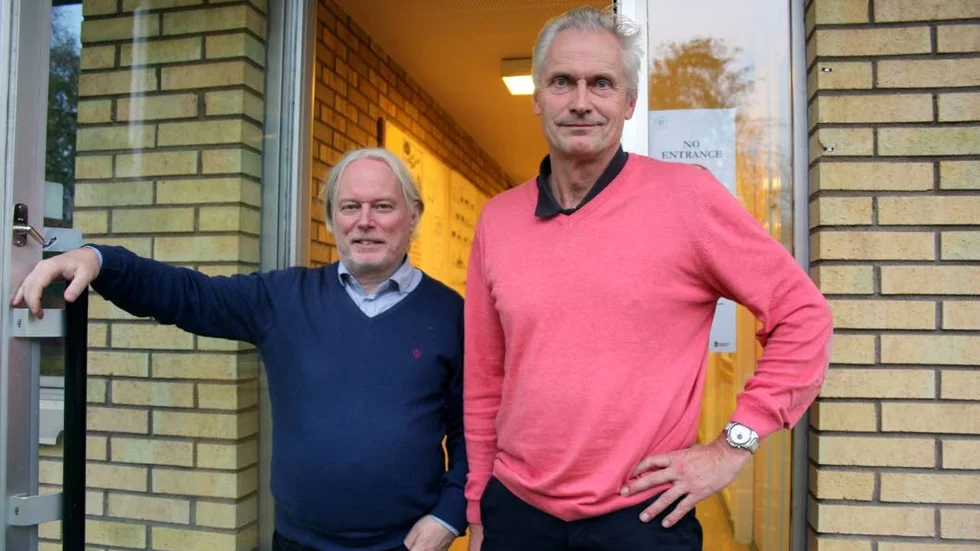 Klart. Rektor Kenny Andersson och LIU/NIU-samordnare Michael Sundvist får tillbaka NIU fotboll.