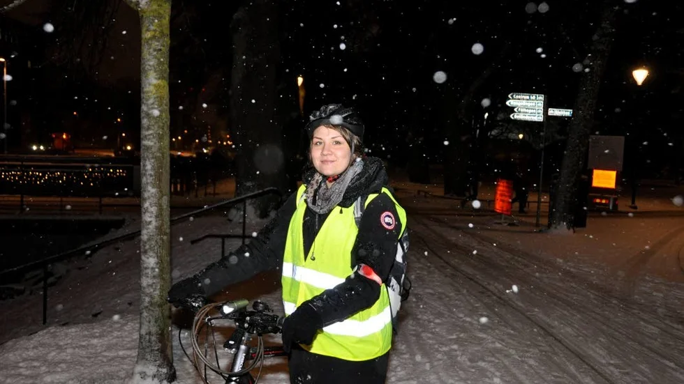Ljusspridare. Malin Pettersson Silvén är en av de 30 Uppsalastudenter som ska dela ut cykellysen på uppdrag av kommunen.