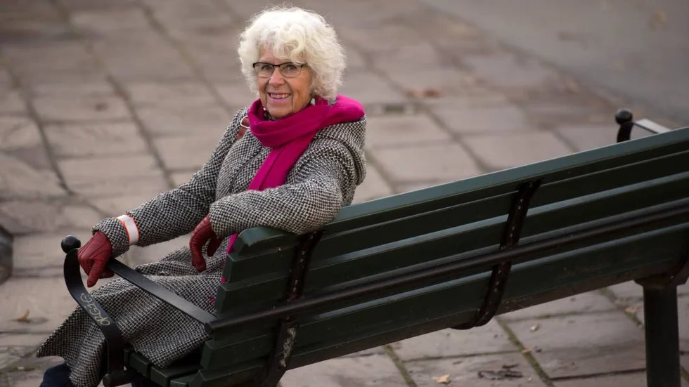 Principfast. Maj Britt Theorins principfasta engagemang och stridbarhet ledde till många konflikter och renderade i benämningen “Socialdemokratins ständiga motvallskärring”.
