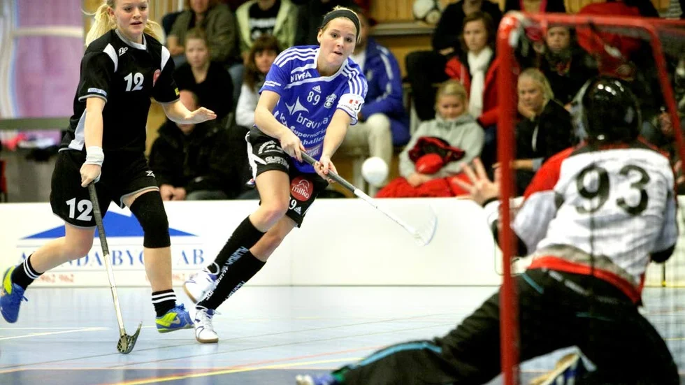 Brist på halltider för växande sport. Här möts Alunda IBF U i blått och IBK Östhammar i svart (arkivbild).