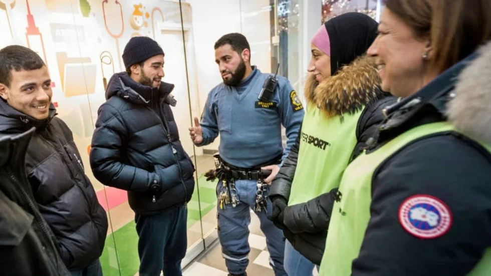 Många krafter arbetar för ett bättre Gottsunda. På bilden personer från den nybildade föreningen Gottsunda Mammorna som nattvandrar i området. Fr v  Naseem Al-utol, Shadi Al-hajeh, ordningsvakten Anass Al-hajeh, Sadja Alhajeh och Sawsan Alhajeh inne i Gottsunda centrum. Arkivbild.