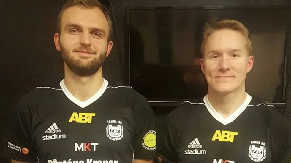 Här stoltserar de två nyförvärven på bild.