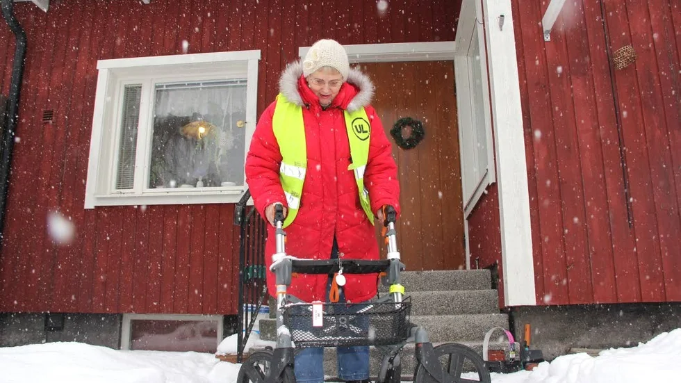 Rädd. Rose Marie Nejdling är rädd för isen och halkan och vågar knappt lämna sitt radhus i Tobo. "Ramlar jag på isen kommer jag aldrig upp igen" säger hon.