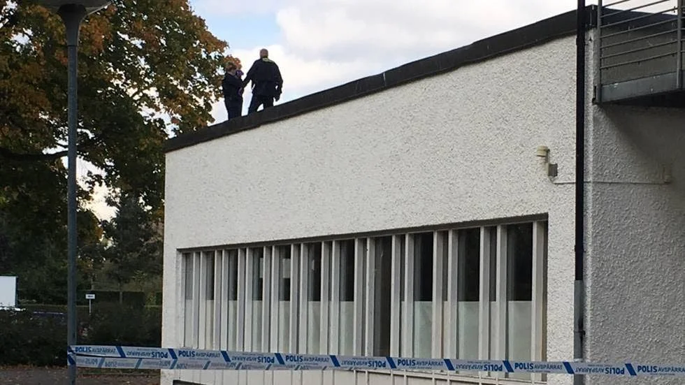 Polisen genomförde teknisk undersökning på hustaket efter händelsen.