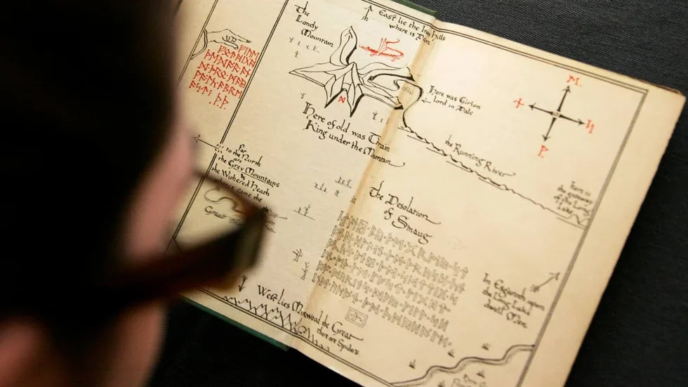 Klassiker. J.R.R. Tolkien skrev "Bilbo – en hobbits äventyr" på 1930-talet. Den gavs ut 1937 och var föregångare till "Sagan om ringen"-serien, som kom ut knappt 20 år senare.  På bilden syns ett exemplar av förstautgåvan av "Bilbo", då den skulle auktioneras ut 2008.