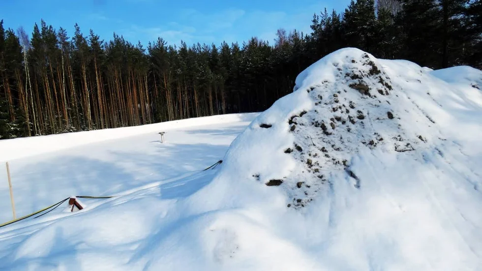 Bara några meter från det förorenade området ligger den nya infiltrationsnläggningen där vatten ska pumpas in i Vattholmaåsen för naturlig rening. Men mätningar har aldrig visat på föreoreningar i vattnet.