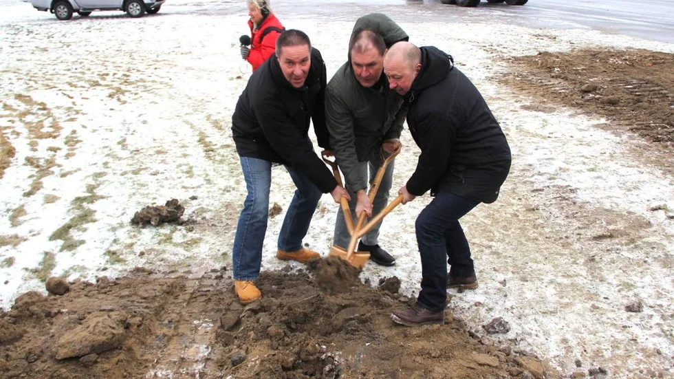 Spadtag. Det första symboliska spadtaget för bygget av rallycrossbanan togs av Urban Axelsson, Bengt-Olov Eriksson (kommunalråd i Tierp) och Lars Ingeberg (näringslivschef i kommunen).